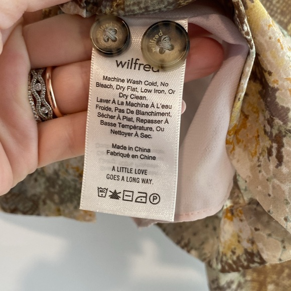 Light spring cropped shirt from Aritzia - Picture 3 of 3